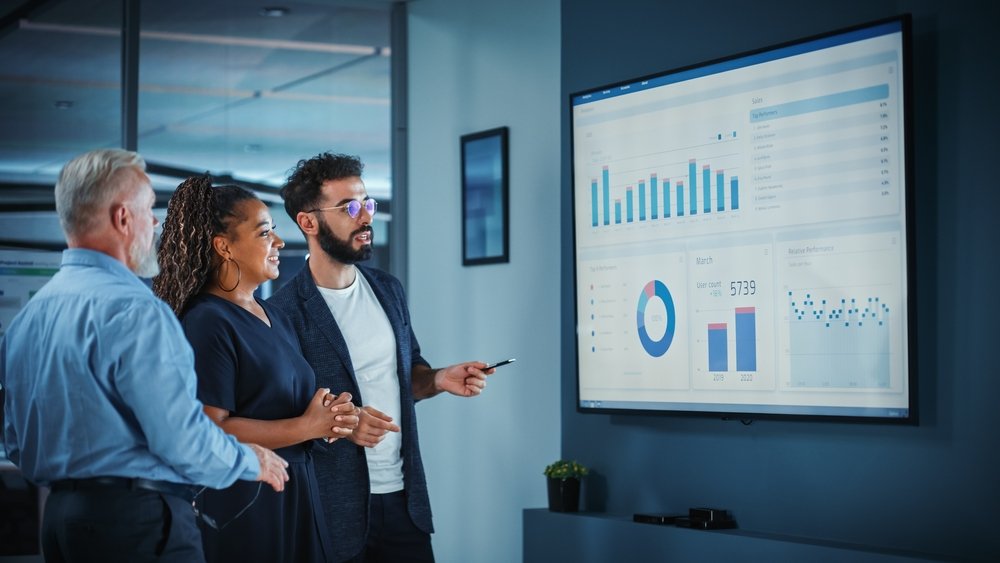 Non-tech leaders discussing website analytics